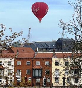Balloon over Bathurst Parade Apr 2022